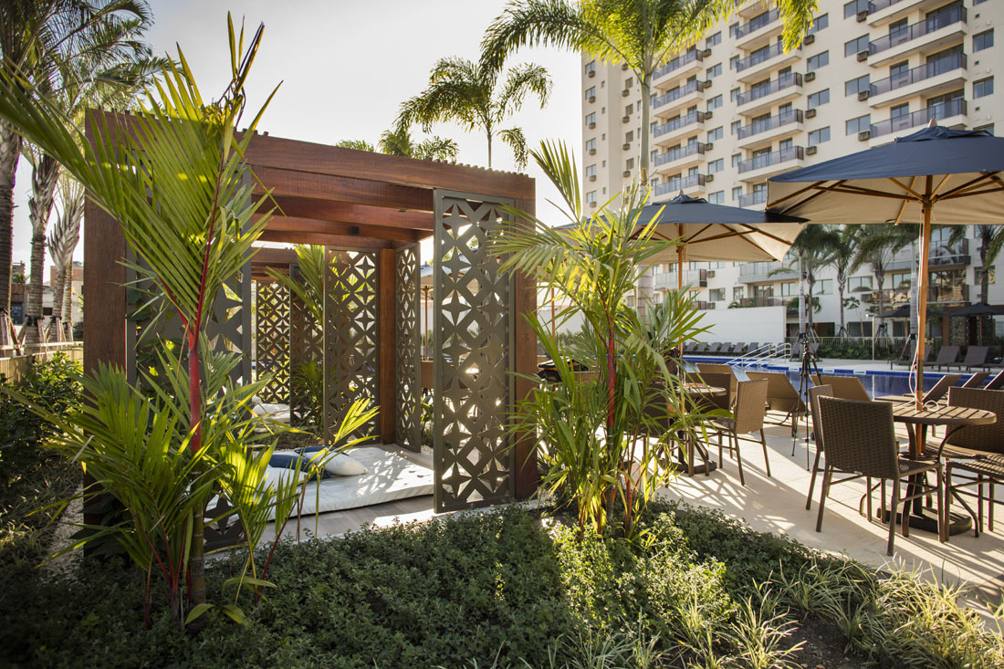 RJZ Cyrela Like Residencial Club -- Gazebos da Piscina