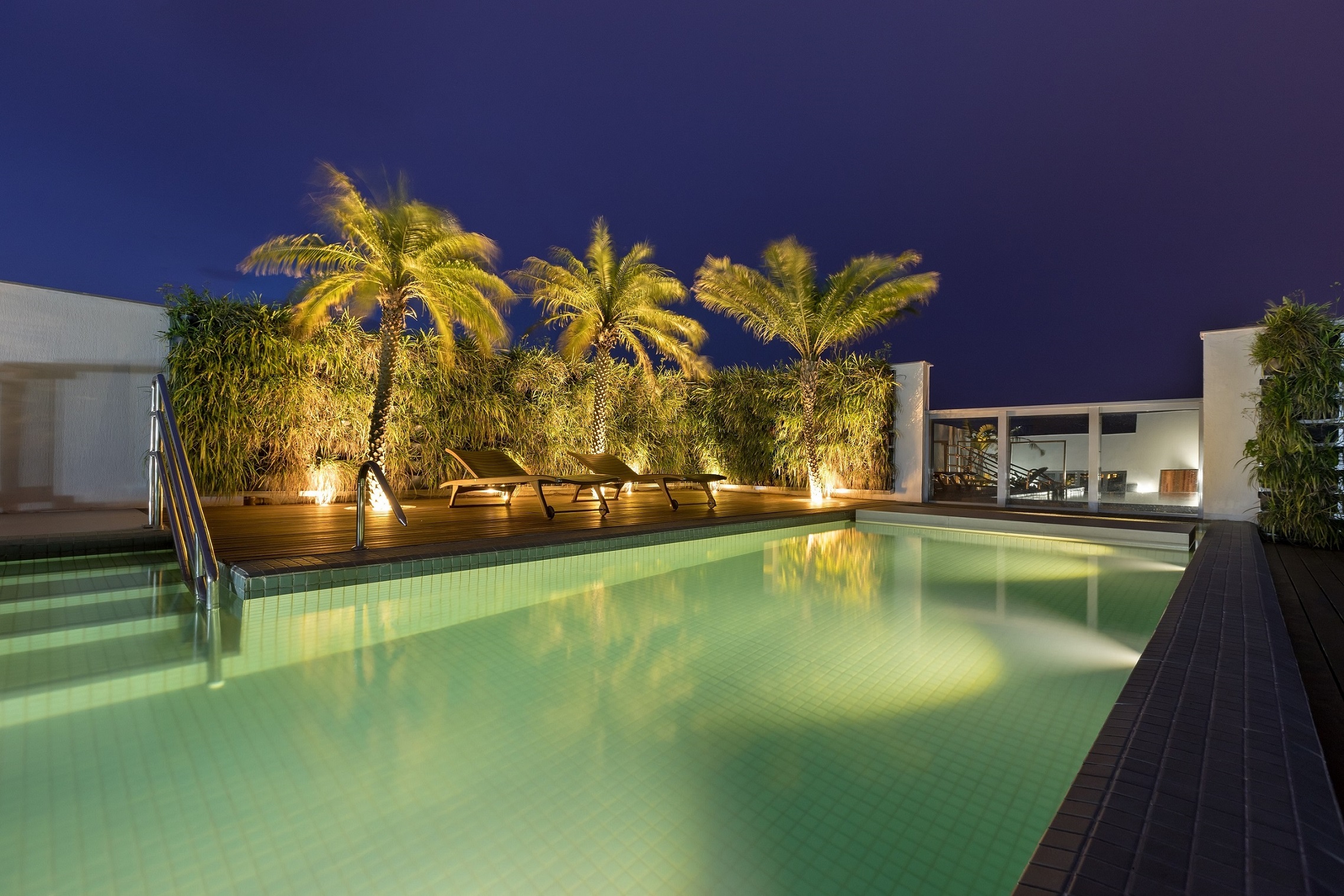 Axis Triple Business -- Piscina no Rooftop