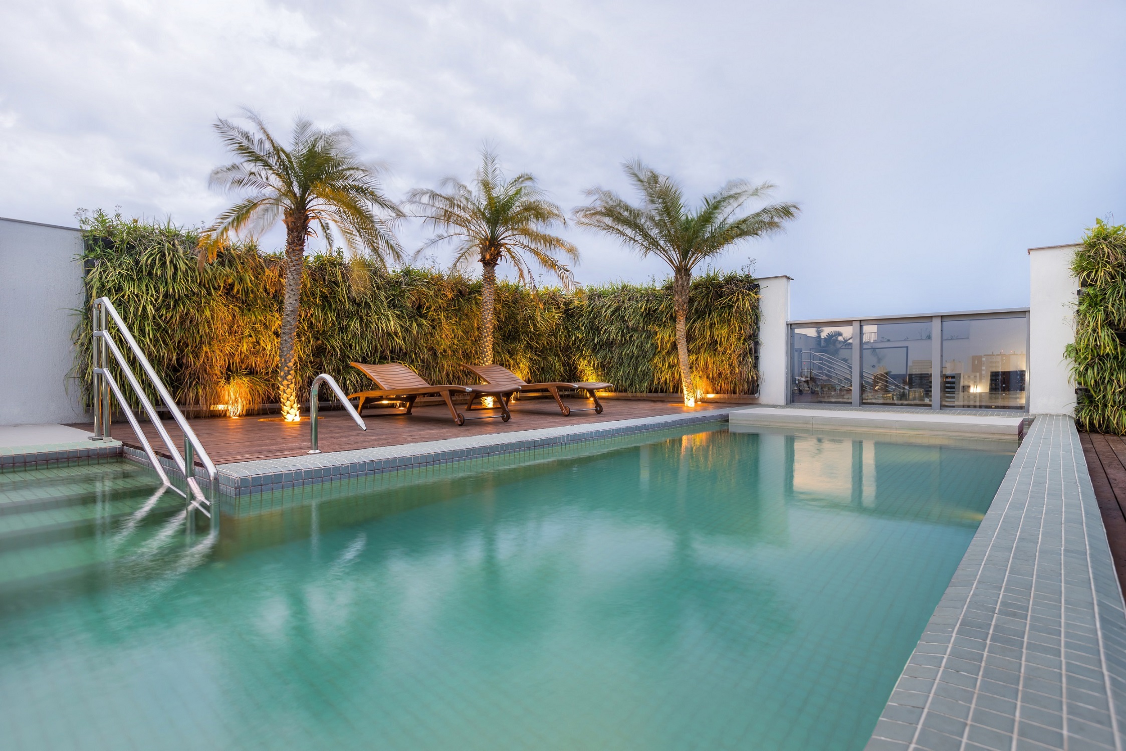 Axis Triple Business -- Piscina no Rooftop