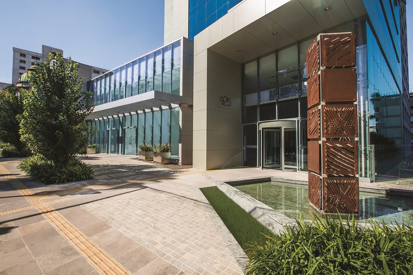 925 Independência -- Port Cochere