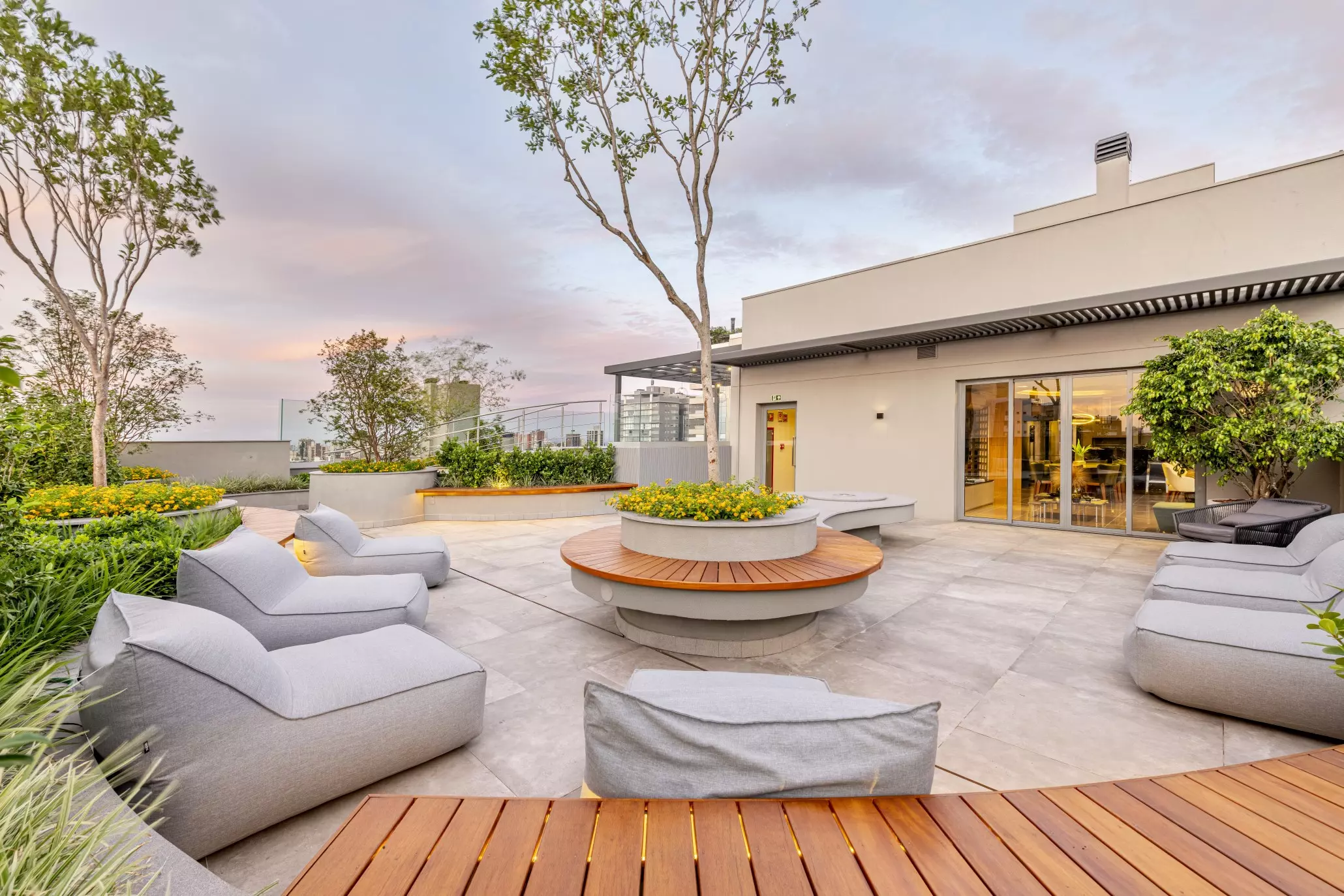 The Arch -- Lounge externo com fireplace