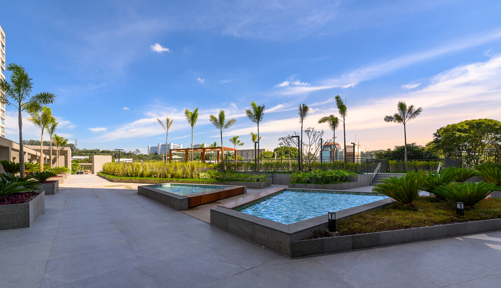 Isla by Cyrela -- Foto do Empreendimento Pronto l Praça com Espelho D´Água