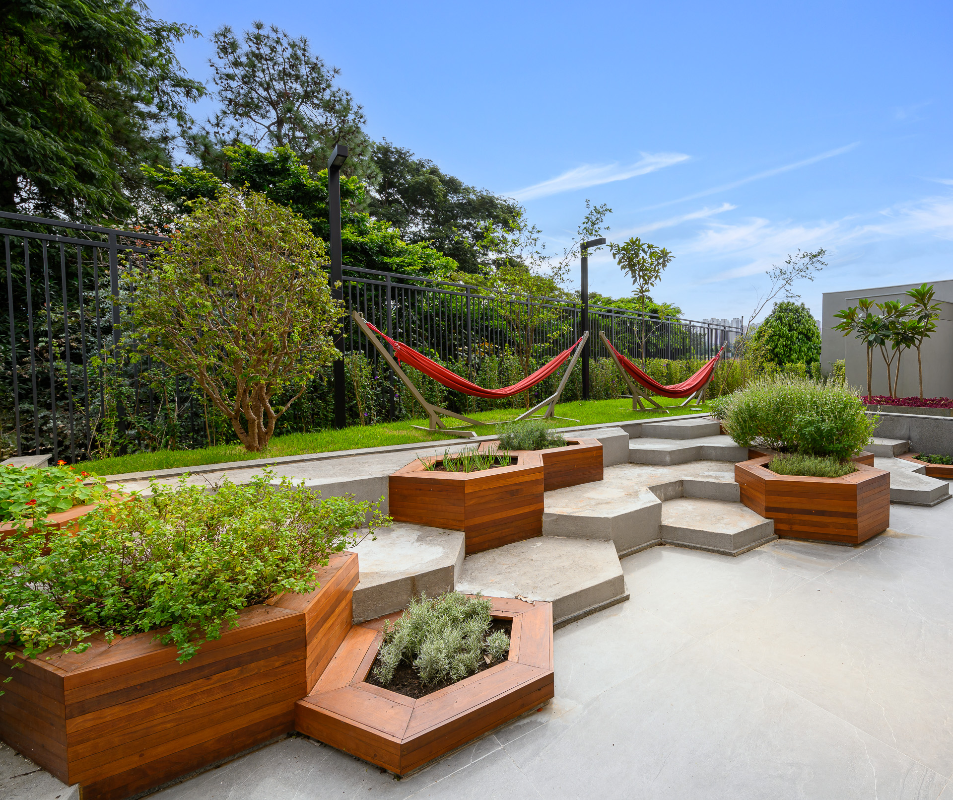 Isla by Cyrela -- Foto do Empreendimento Pronto l Praça com Espelho D´Água