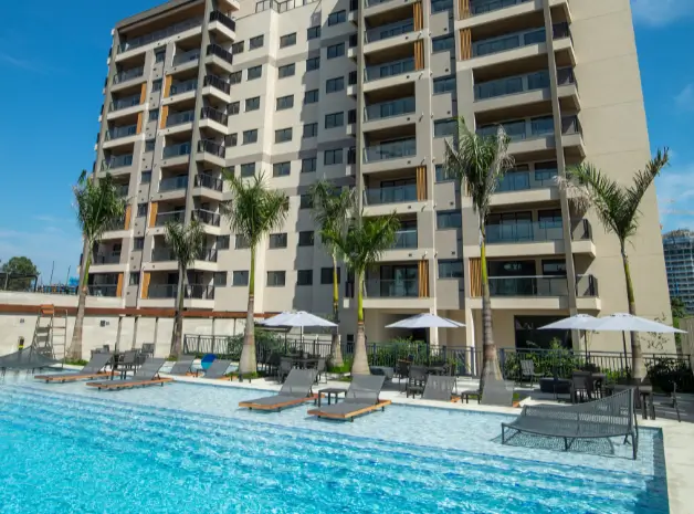 Mudrá Full Living -- Fachada com Piscina Recreativa