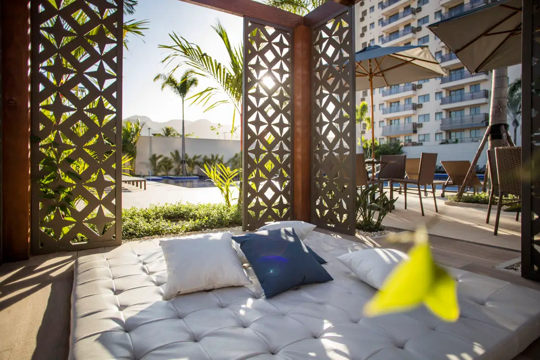 RJZ Cyrela Like Residencial Club -- Gazebos da Piscina