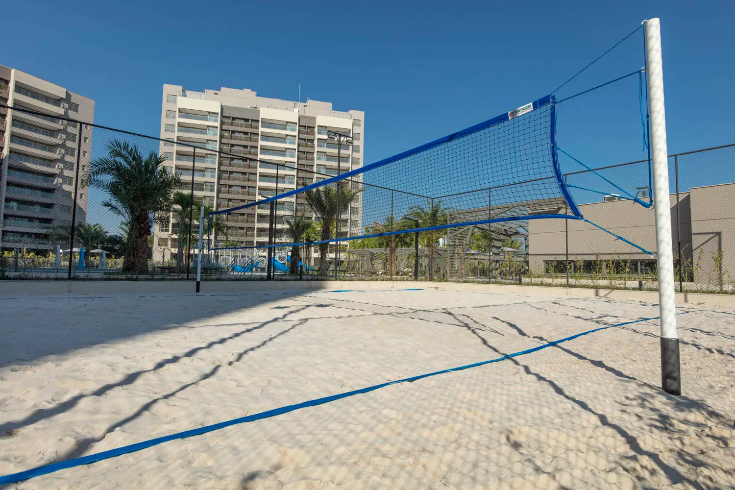 Latitud Condominium Design -- Quadra recreativa de areia