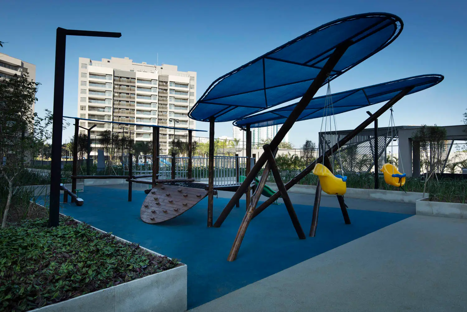 Latitud Condominium Design -- Playground infantojuvenil