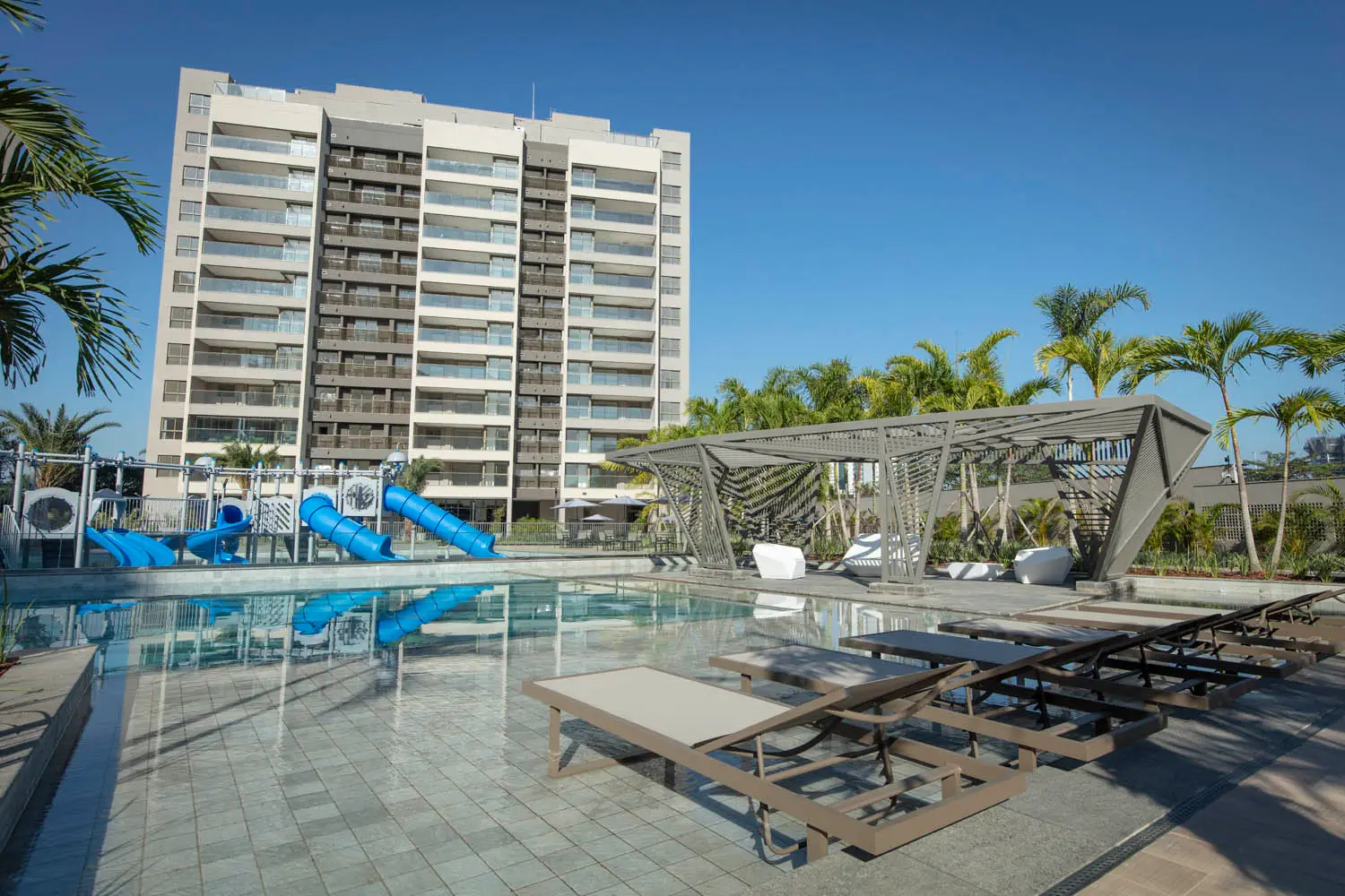 Latitud Condominium Design -- Piscina