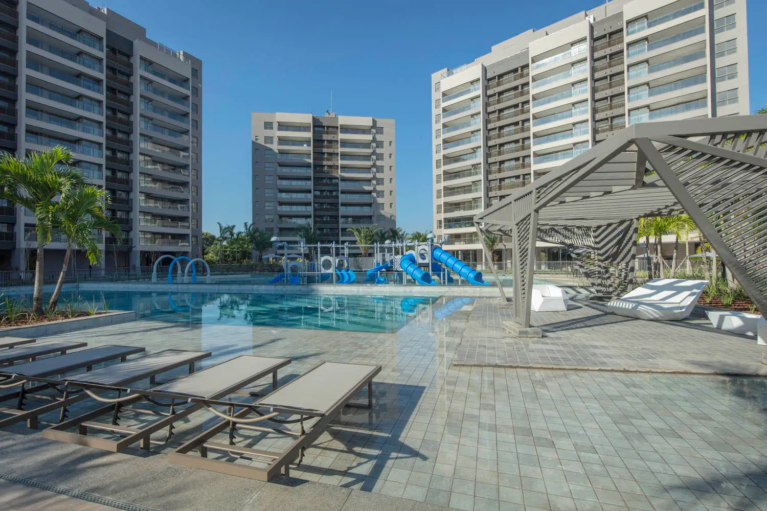 Latitud Condominium Design -- Piscina