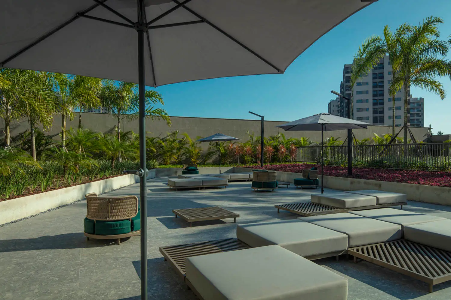 Latitud Condominium Design -- Lounge outdoor do salão de festas North