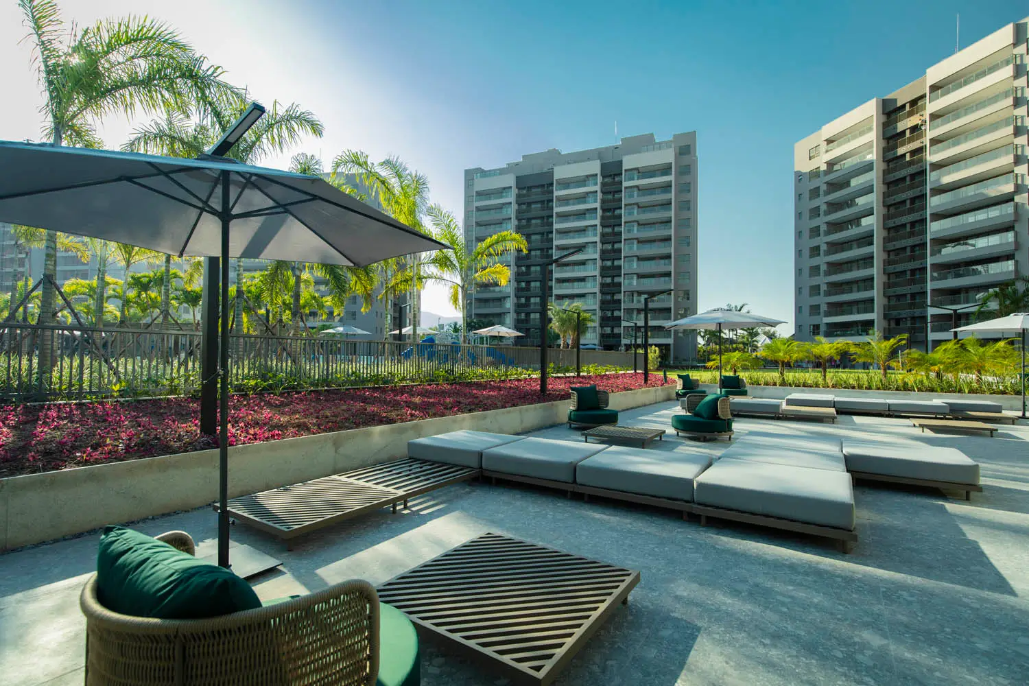 Latitud Condominium Design -- Lounge outdoor do salão de festas North