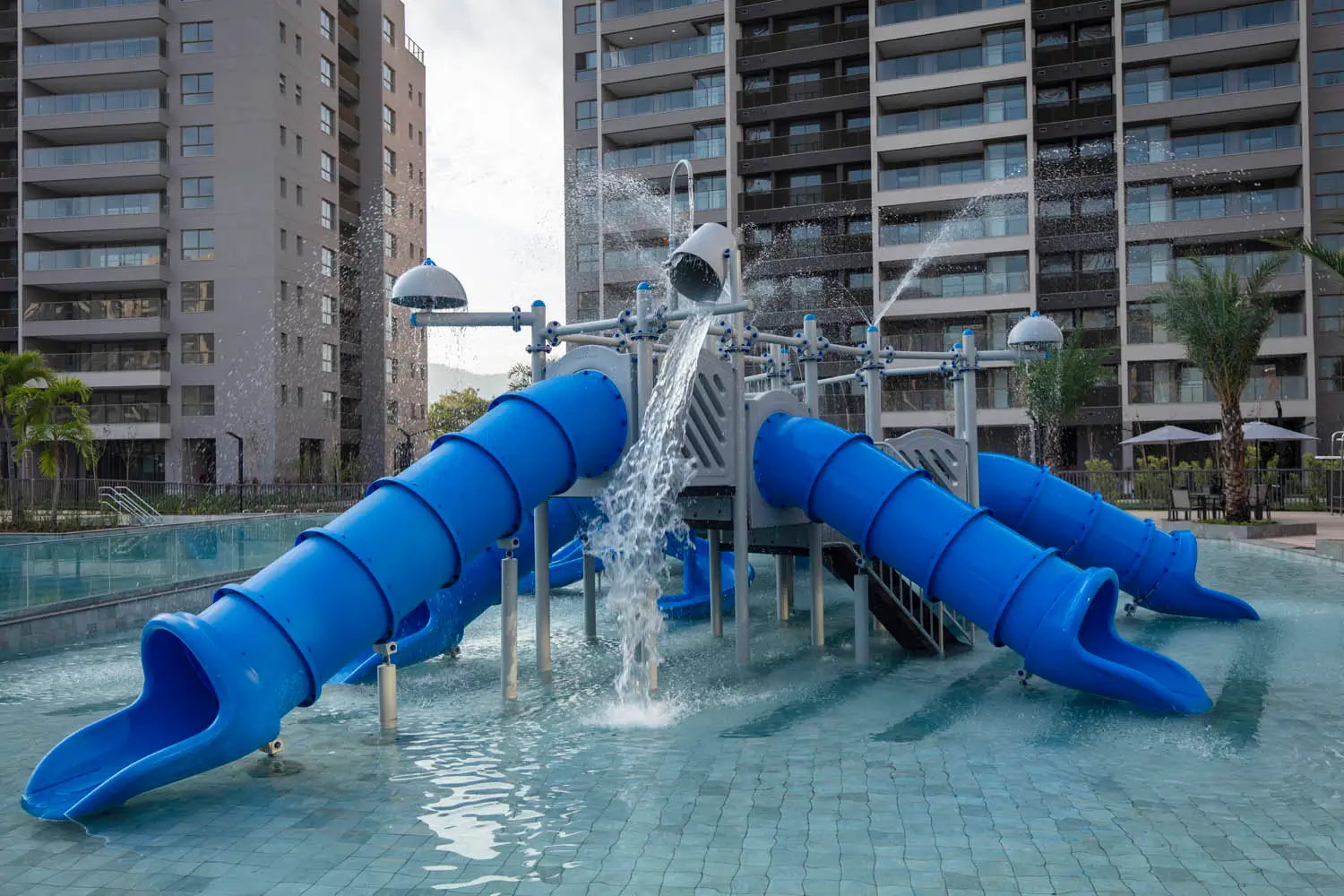Latitud Condominium Design -- Piscina infantil com Aqua Play