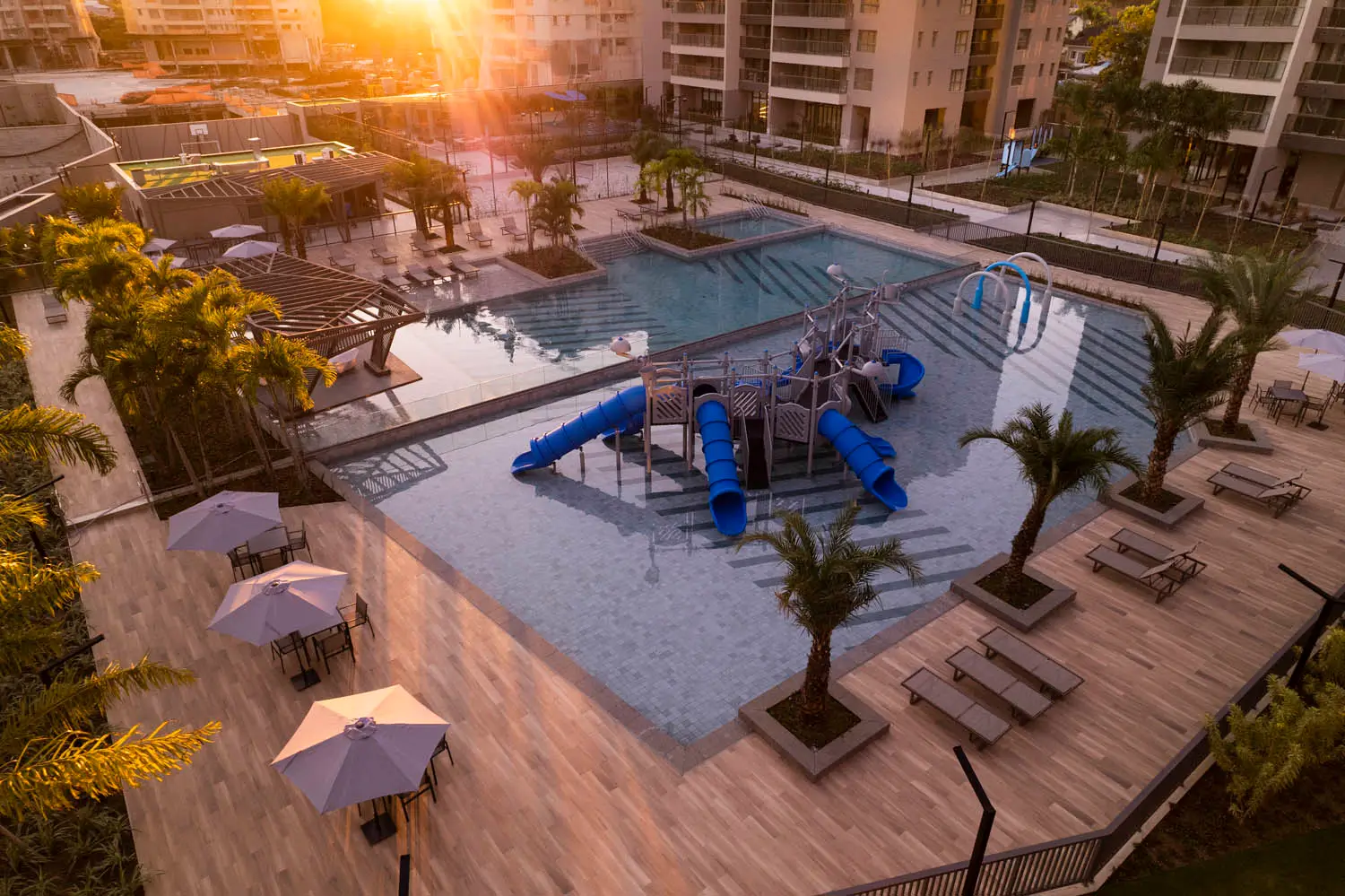 Latitud Condominium Design -- Piscina