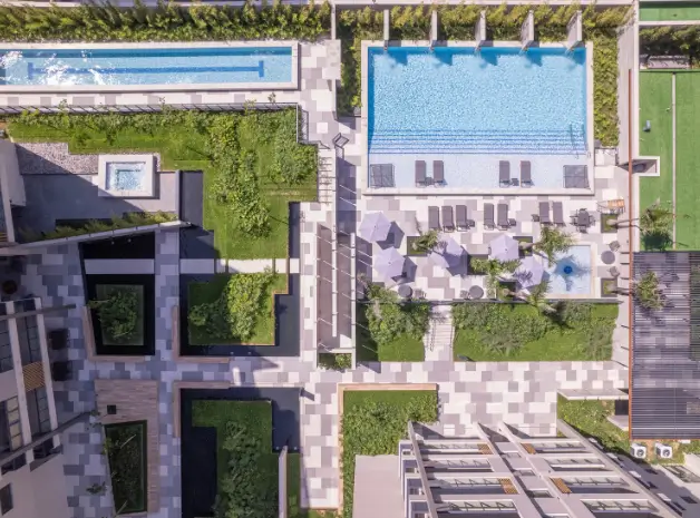 Mudrá Full Living -- Vista aérea das piscinas e jardins