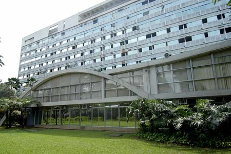 Edifício do Hospital da Lagoa com fachada de vidro e jardim.