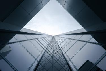 perspectiva horizontal entre vidraças espelhadas de um prédio