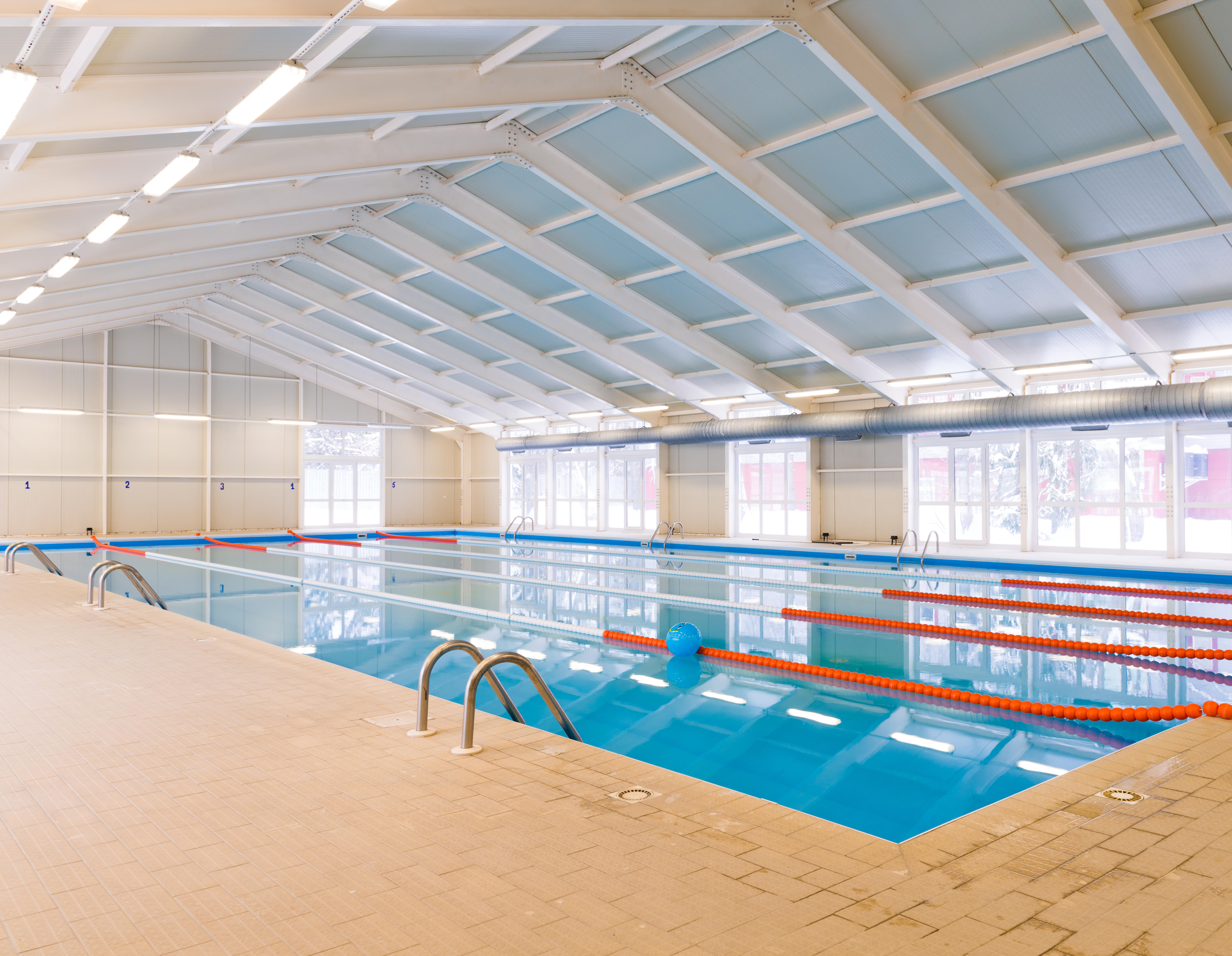 piscina-esportiva-a-luz-do-dia