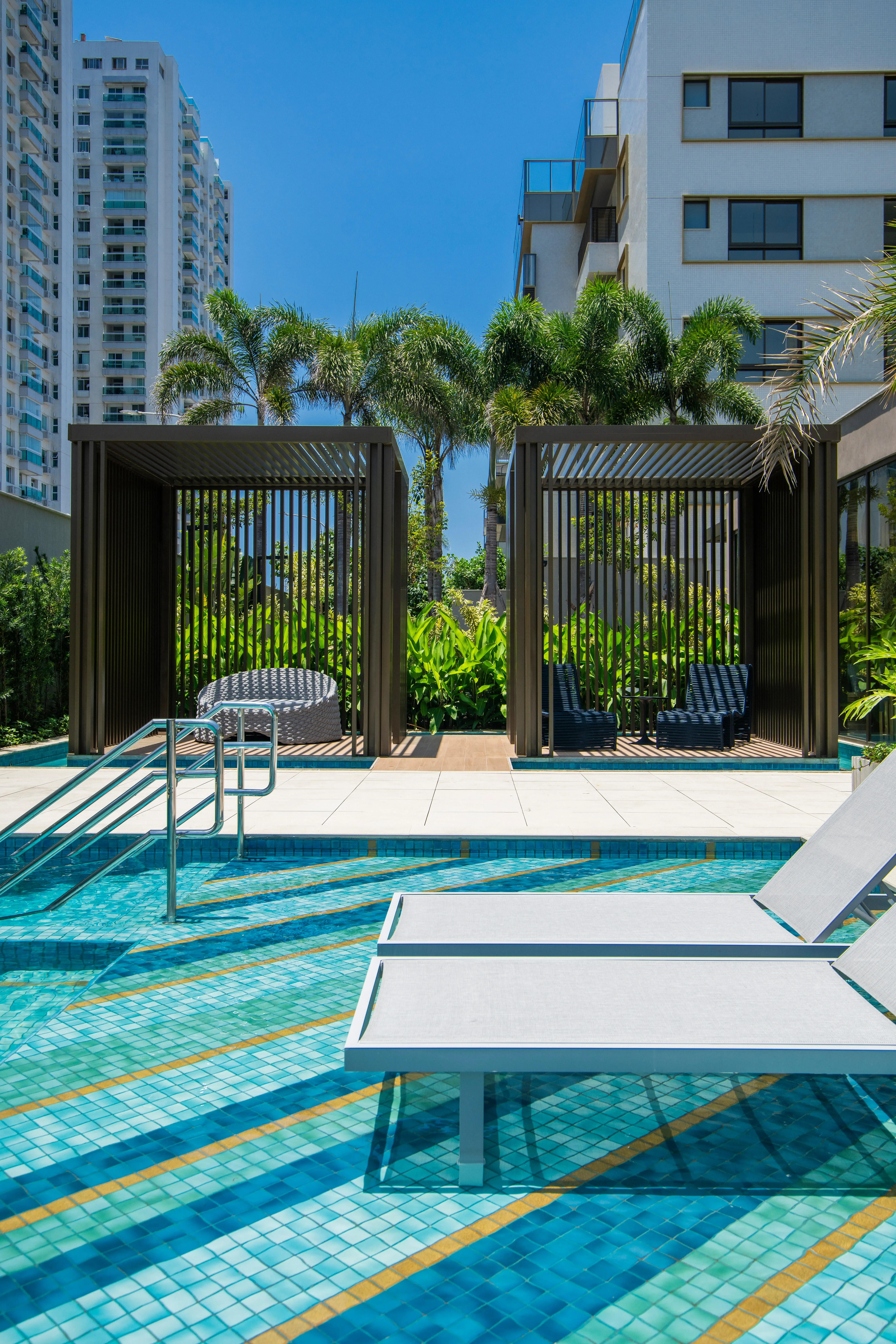 POOL LOUNGE