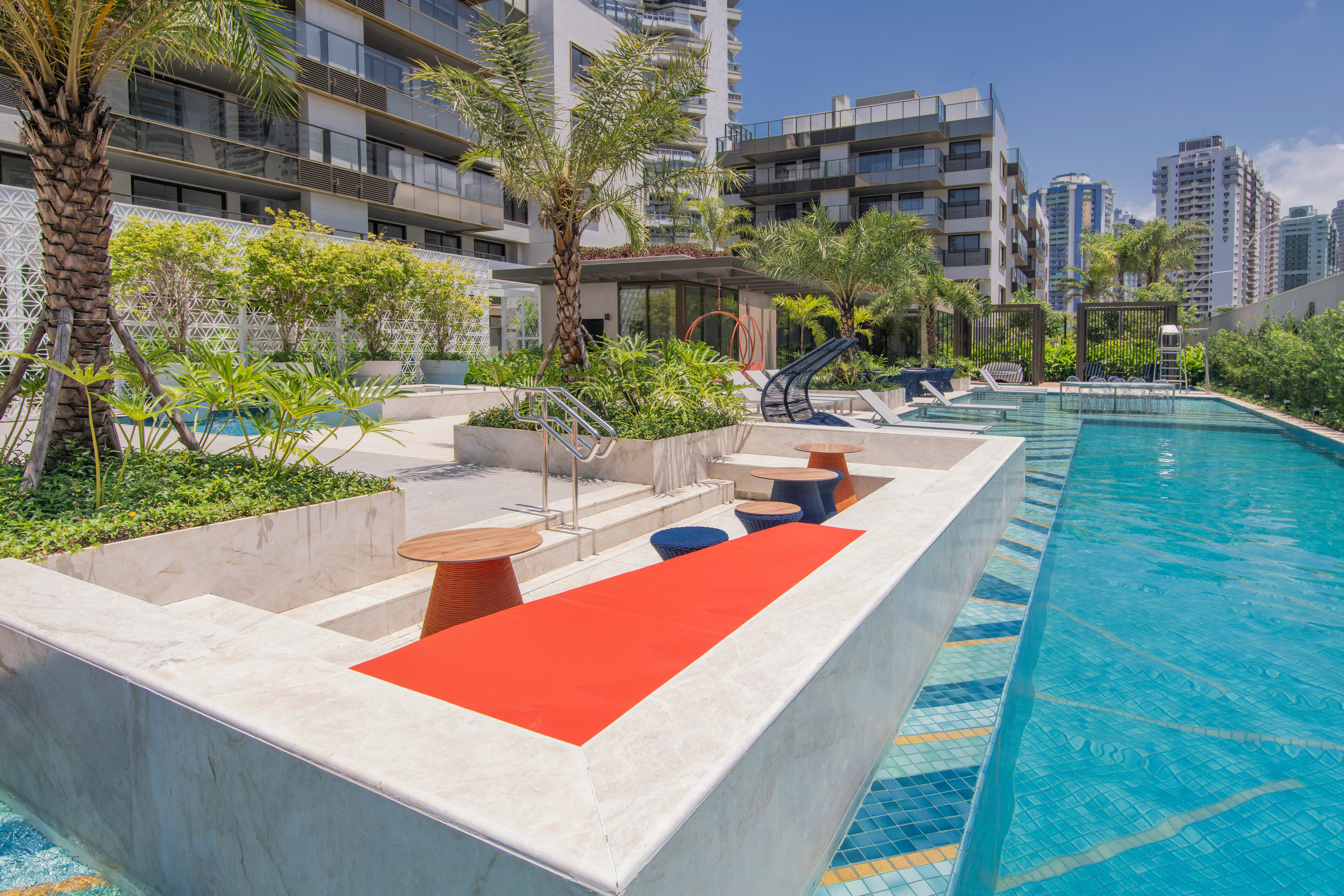 POOL LOUNGE