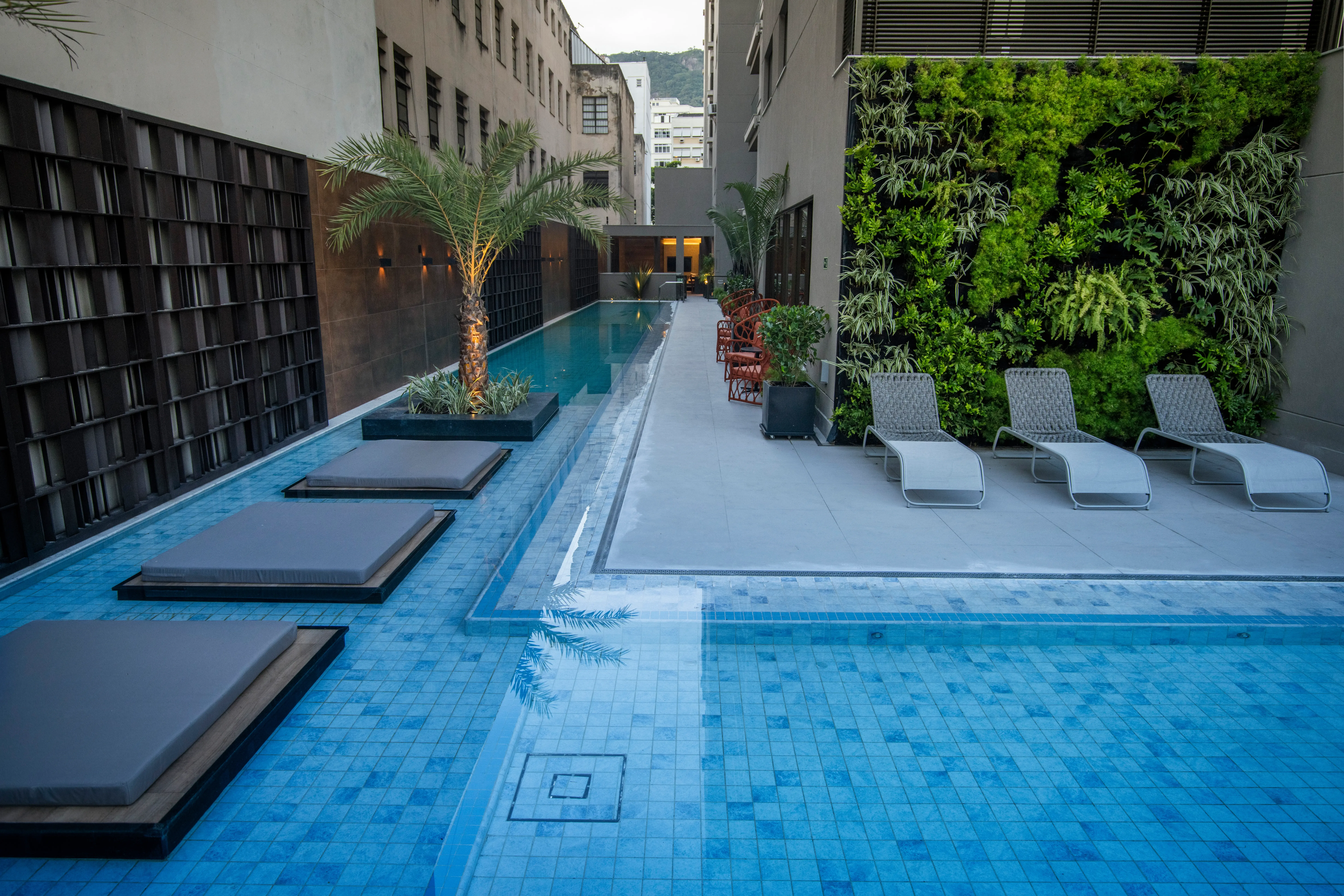 PISCINAS, DECK MOLHADO E SOLARIUM 