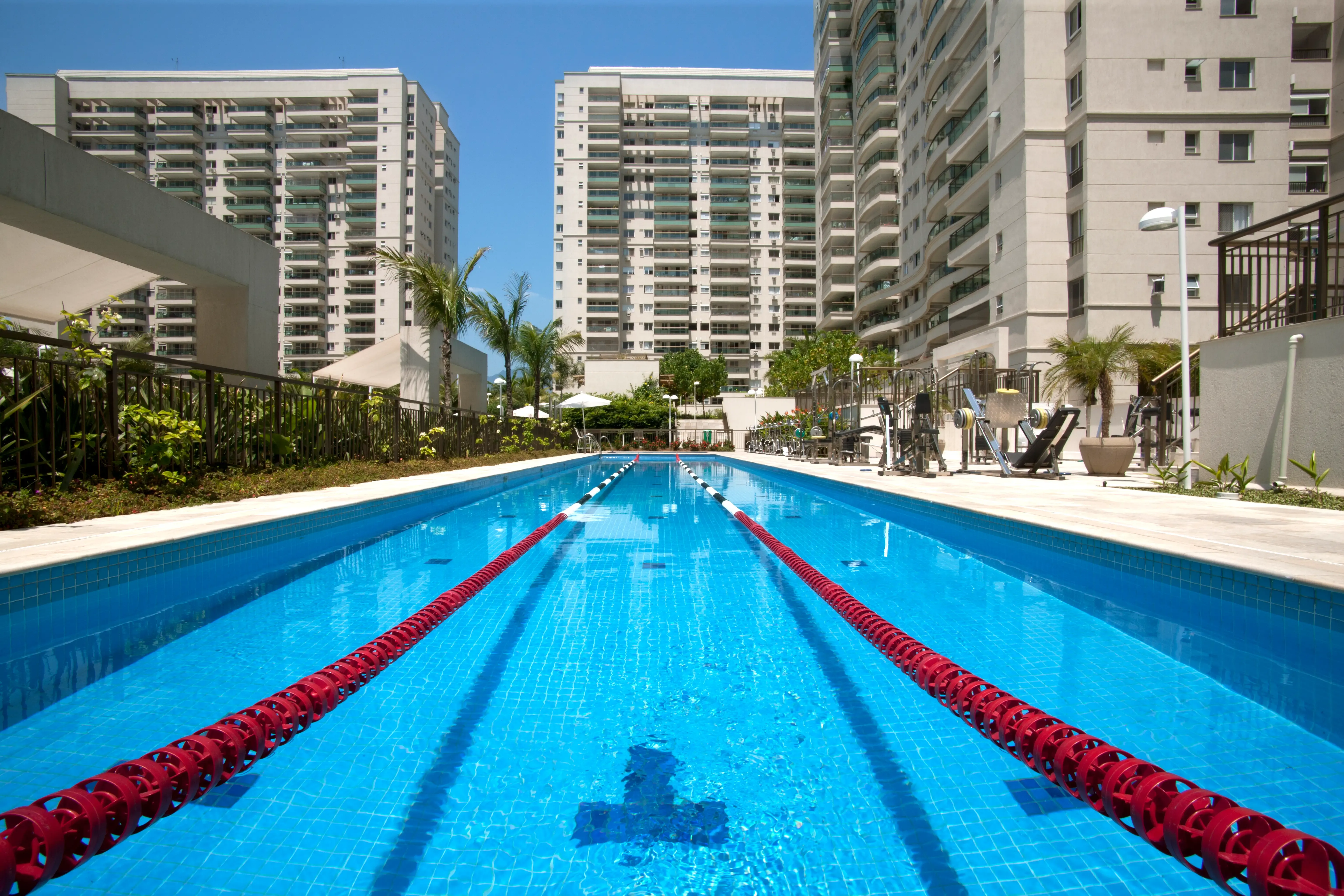 PISCINA COM RAIA DE 25 METROS